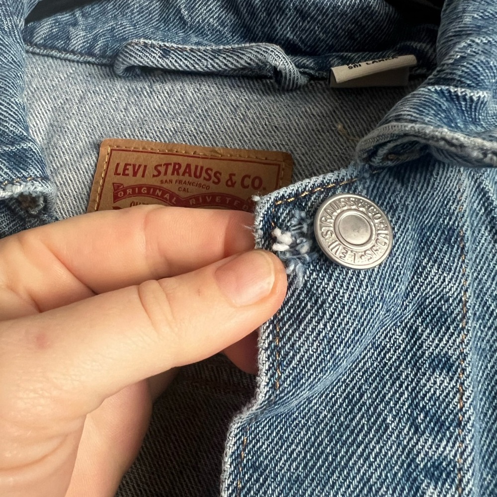 Levi’s Best Selling Original Denim Trucker Jacket Size Small - Picture 3 of 7